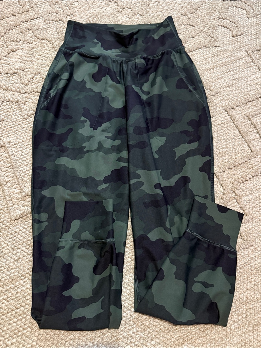 Old Navy Dark Green Camo High-Waist Pocket Leggings